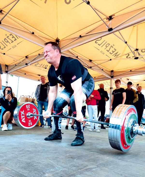 Vilkmē pie svaru stieņa Andis Kaspars.
Autors: no organizatoru albuma.