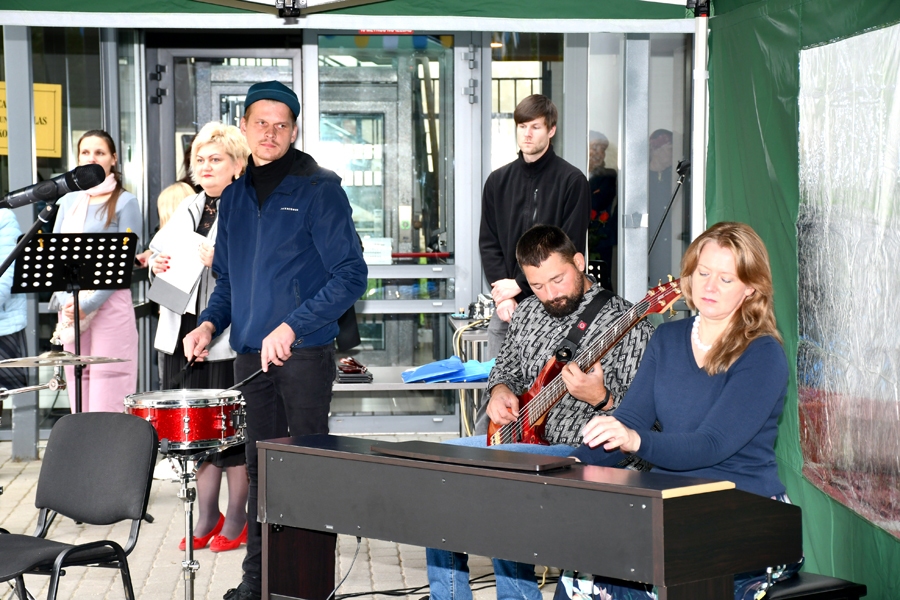 Muzikālo sveicienu sūtīja skolas pedagogi.
Autors: Ivars Bogdanovs