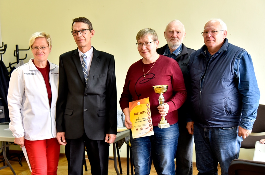 Bauskas novada dambretes pirmā komanda – Zigmārs Rumbenieks (no labās), Vitālijs Kravcovs, Regīna Pironena, Jānis Štāls un viena no sacensību organizatorēm Inga Ūbele.
Autors: Uldis Varnevičs