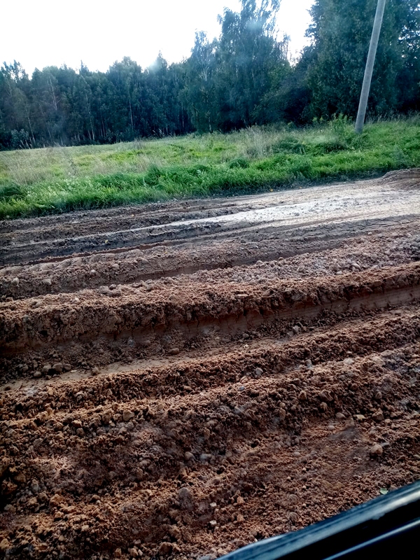 Kā vagas laukos – tāds vietām ir ceļš Ozolaine–Skaistkalne–Straumes.
Autors: no «Dabas draugu» publicētās fotogrāfijas platformā «Facebook».