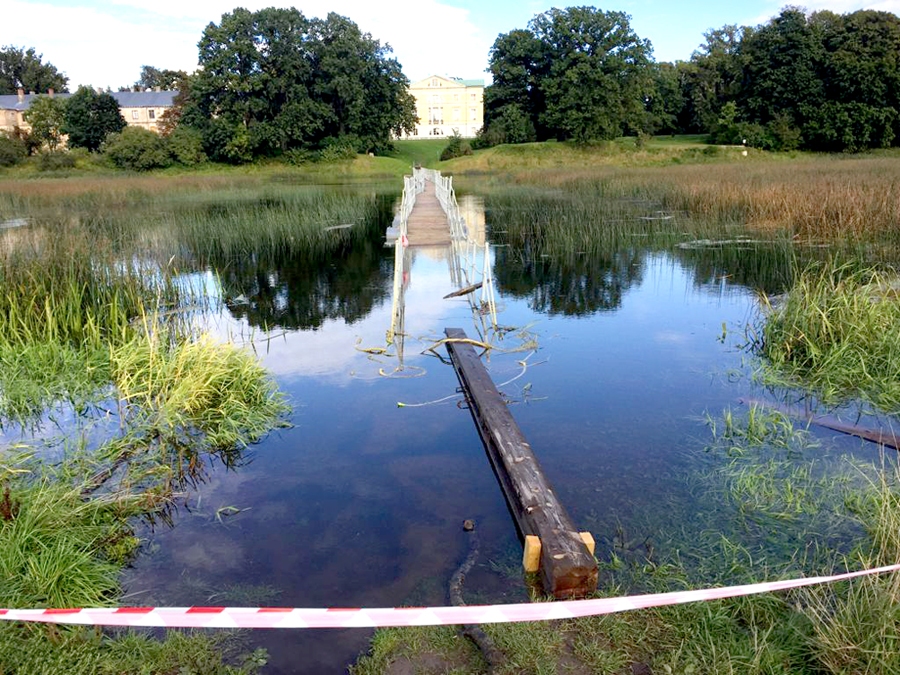Mežotnē Lielupes tiltiņš gājējiem slēgts, tā abi gali ir ūdenī.
Autors: no www.bauskasdzive.lv