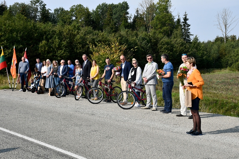 Vienotā ierindā gan akcijas dalībnieki - balvu saņēmēji, gan organizatori, astoņu pašvaldību vai to iestāžu pārstāvji, pie Lietuvas un Latvijas robežas Ādžūnos.
Autors: Ivars Bogdanovs