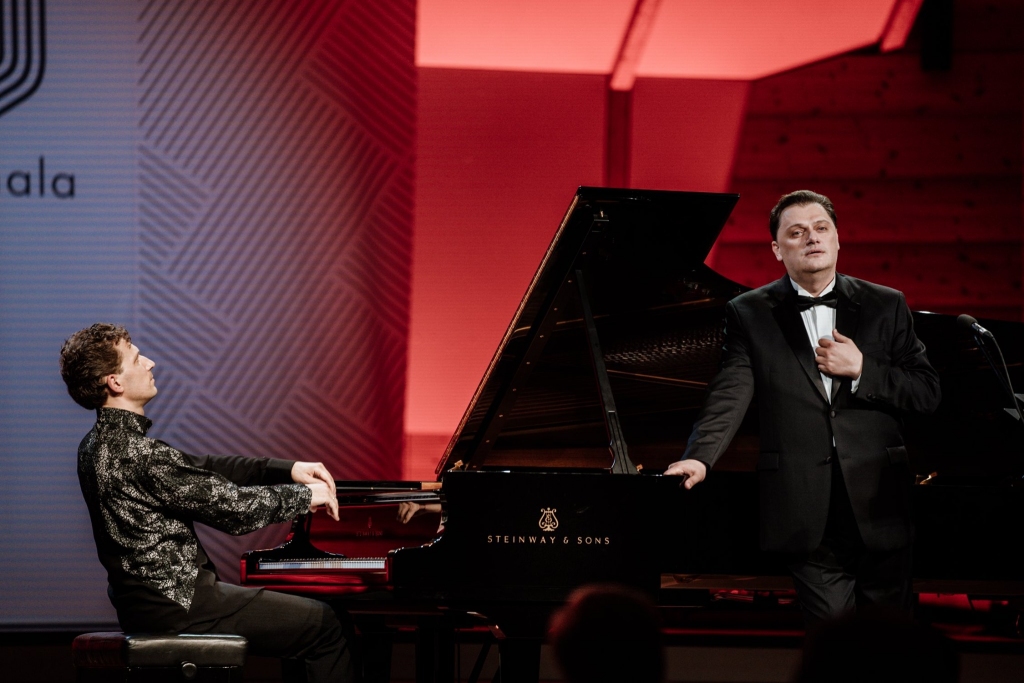 Pasaulslavenais latviešu tenors Aleksandrs Antoņenko un spožais pianists Reinis Zariņš.
Autors: Publicitātes foto.