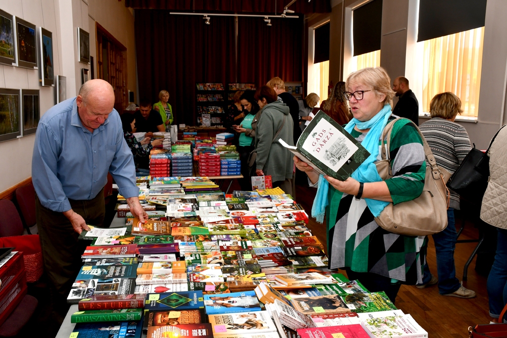 Ceraukstiete Ilze Jākobsone Grāmatu svētku tirdziņā Bauskas kultūras centrā ik gadu pērk grāmatas mazbērniem un sev.
Autors: Ivars Bogdanovs