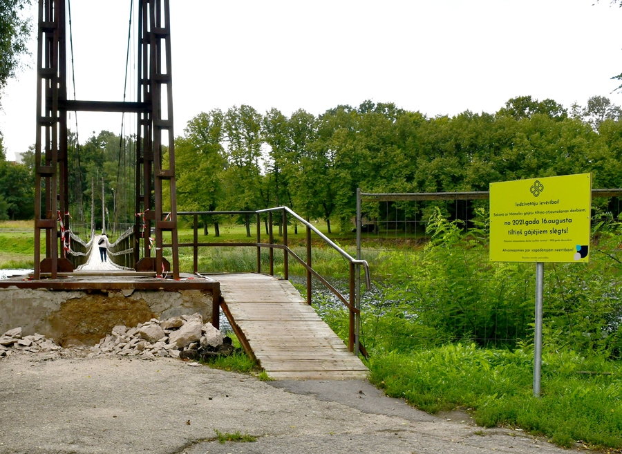 Līdz gada beigām gājēju tiltiņš pār Mēmeli Bauskā slēgts.
Autors: Ivars Bogdanovs