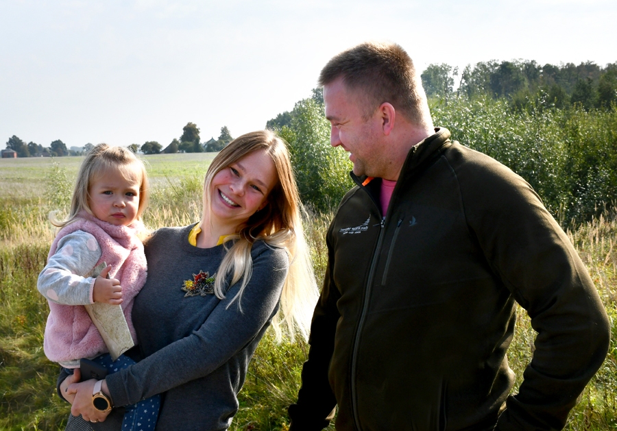 Kalniņu ģimene – Anita, Agate un Juris – iejutušies Iecavā un arī vietējā ceļošanas akcijā.
Autors: Ivars Bogdanovs