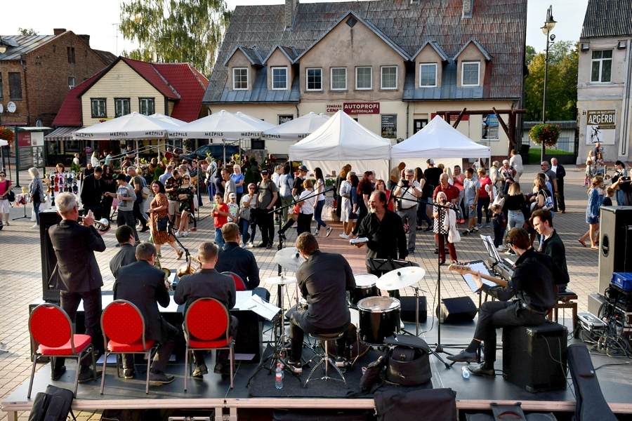 Par priecīgu noskaņojumu dižtirgū rūpējās arī «Jelgavas Big Band» jeb Raita Ašmaņa grupa. Daudzus sajūsmināja un apstādināja viņu muzicēšana.
Autors: Ivars Bogdanovs