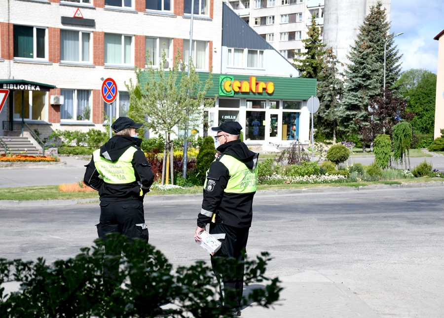 Reģionālās pašvaldības policijas darbinieki vienā no reidiem Iecavas autoostas teritorijā.
Autors: no «Bauskas Dzīves» arhīva.