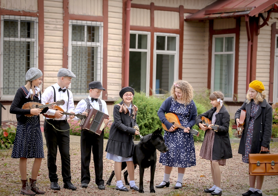 Iecavas «Tarkšķu» mandolīnistu ansamblis sestdien kopā ar mūsu novada Bauskas 2. vidusskolas kori un Vecumnieku mūzikas un mākslas skolas kori «Via Stella» uzstāsies Latvijas Skolu jaunatnes dziesmu un deju svētku norises «#dziediundejo2021» atklāšanas koncertā.