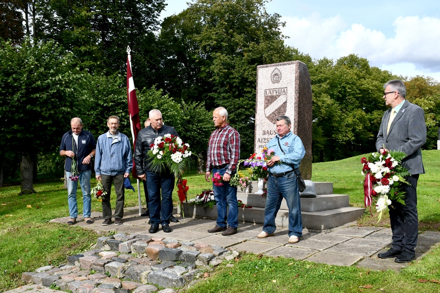 Ziedus pie pieminekļa noliek Zemessardzes 53. bataljona veterāni; klātesošos uzrunāja Bauskas novada domes deputāts Raitis Ābelnieks (no labās) un Juris Dalbiņš (vidū).
Autors: Ivars Bogdanovs