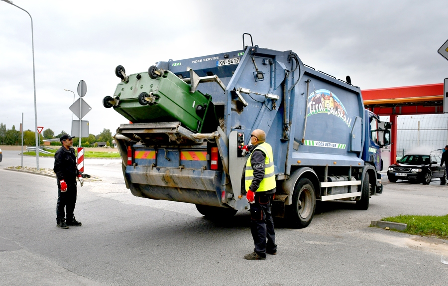 Nešķirotos sadzīves atkritumus no daļas Bauskas novada administratīvās teritorijas uz Getliņu poligonu ved arī SIA «Vides serviss» automašīnas.
Autors: Ivars Bogdanovs
