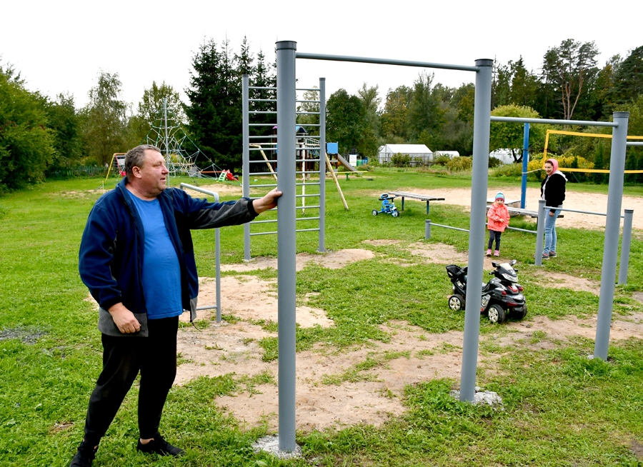 Saulis Jerķis, projekta «Sporto svaigā gaisā» dalībnieks rāda paveikto.
Autors: Ivars Bogdanovs