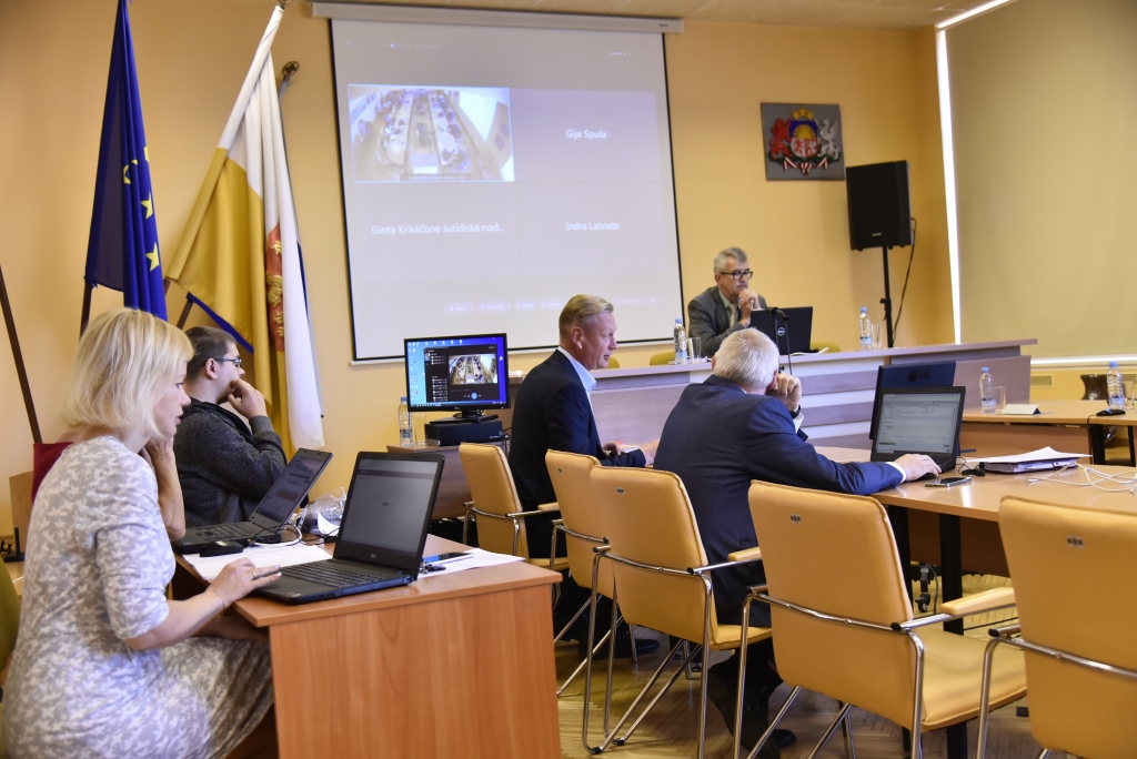 Sēžu vadītājs ir pārcēlies pie galda uz paaugstinājuma, bet kancelejas pārstāvji strādā pie atsevišķa galda kreisajā pusē.
Autors: Uldis Varnevičs