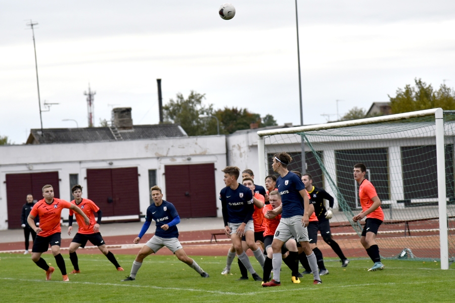 Baušķeniekiem (gaišajos tērpos) savi vārti bija jāsargā ar visas komandas pūlēm.
Autors: ULDIS VARNEVIČS