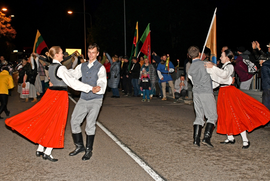 Vidējās paaudzes deju kopa «Skaistkalne» svētkos uz tilta, kas savieno abas baltu tautu valstis.
Autors: Ivars Bogdanovs