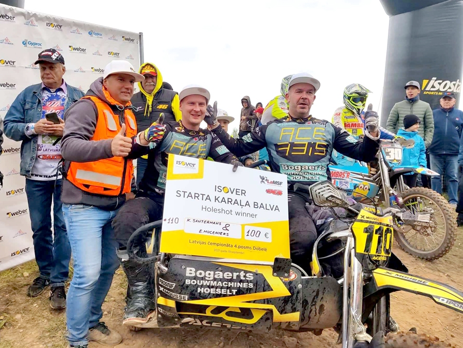 Elvijs Mucenieks (uz blakusvāģa no kreisās) kopā ar Kristofu Santermansu šogad atkal startēja Latvijas čempionātā, izcīnot čempionu titulu.
Autors: no E. Mucenieka albuma.