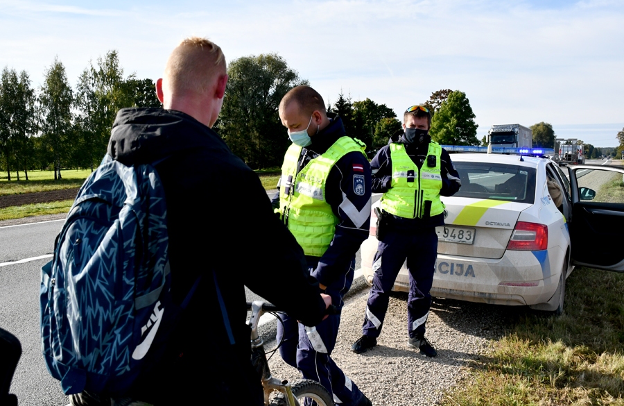 Valsts policijas Bauskas iecirkņa Patruļpolicijas nodaļas satiksmes uzraudzības rotas jaunākie inspektori Artis Buka (no labās) un Endijs Simanovičs «Roadpol» akcijas laikā.
Autors: no «Bauskas Dzīves» arhīva.