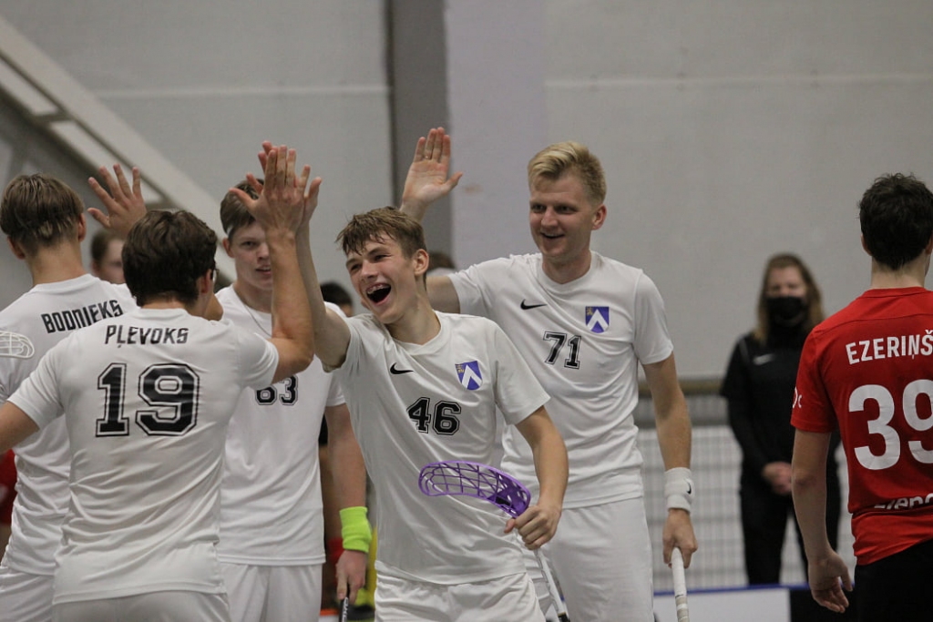 Kristers Ķūrēns-Repša (46. numurs) un Artūrs Dulbe (71. numurs) priecājas par vārtu guvumu.
Autors: Elīna Gruncka-Dulbe, sportsbauska.lv