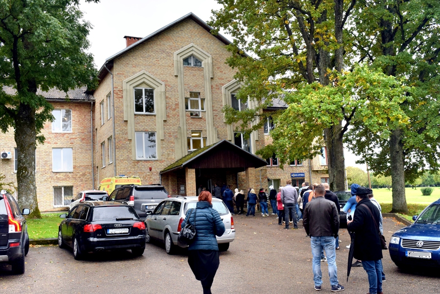 Vecumniekos rinda uz vakcināciju veidojās jau stundu pirms noteiktā laika.
Autors: Žanna Zālīte
