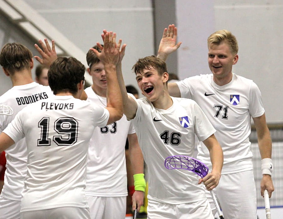 Kristers Ķūrēns-Repša (46. numurs) un Artūrs Dulbe (71. numurs) priecājas par vārtu guvumu.
Autors: Elīna Gruncka-Dulbe, sportsbauska.lv.