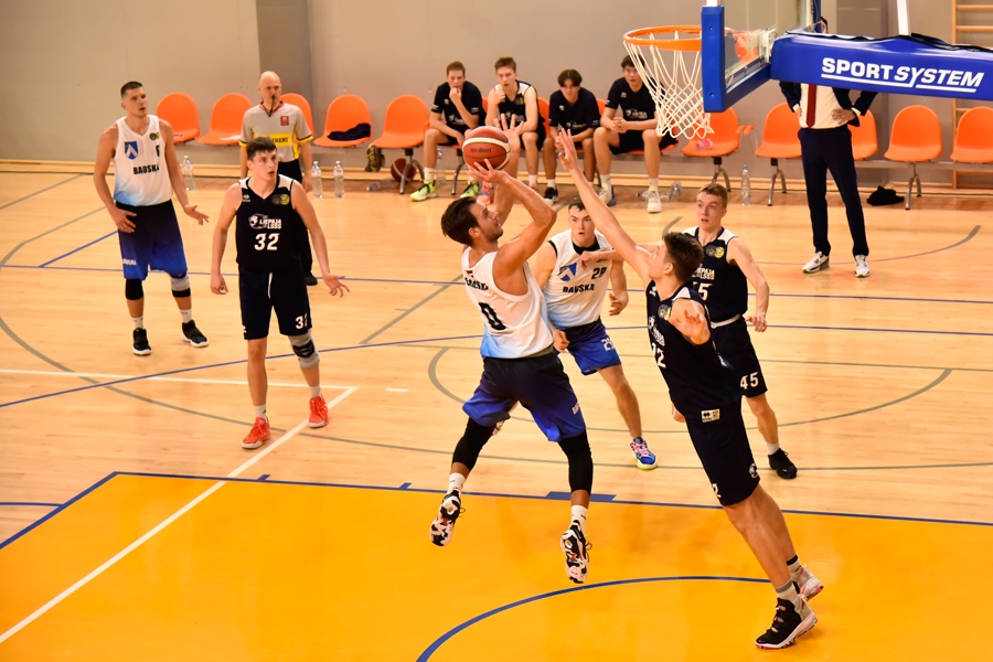 Artūrs Dreimanis (ar bumbu) papildlaikā ar labu spēli izcīnīja uzvaru Bauskas komandai.
Autors: Uldis Varnevičs