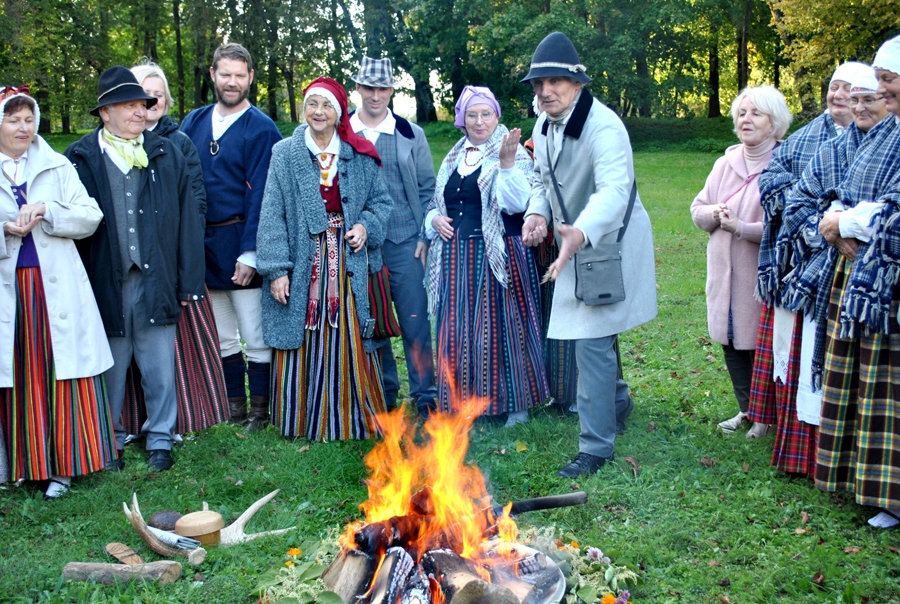 Ziedojot ugunij šķipsniņu graudu, ikviens varēja vārdos izteikt savu viskarstāko vēlēšanos, bet pārējie svētku dalībnieki to apstiprināja ar vienbalsīgu «Lai top!». Priekšplānā – folkloras kopas «Svitene» vadītājs Leons Zarāns.
Autors: Ruta Keiša