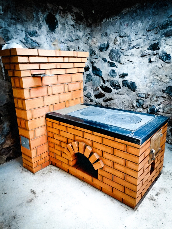 Atpūtas mājā «Medniekmuiža» Vecsaules mednieku klubs izveidojis jaunu siltuma apgādes sistēmu, plīti kombinējot ar gaisa apsildes krāsni.
Autors: no  personiskā arhīva.