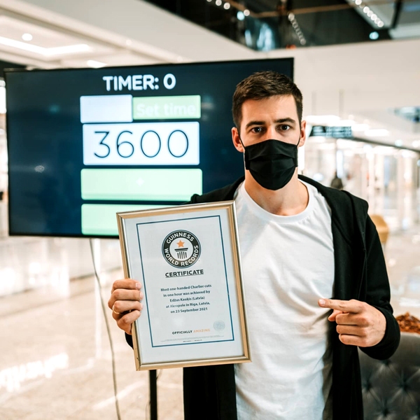 Edžus Kauķis pārspējis Ginesa pasaules rekordu, demonstrējot triku «visvairāk kāršu pārcēlienu stundā ar vienu roku».
Autors: no personiskā arhīva.
