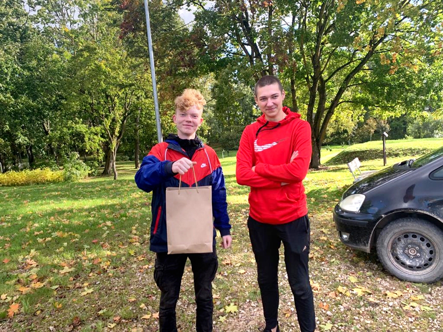 Mežotnes orientēšanās posmā uzvarēja Kristiāns Graudiņš (ar dāvanu maisiņu) un Alens Ioņins.
Autors: Kaspars Kalējs