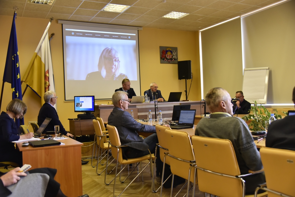 Zinaīda Sparāne finanšu komitejas sēdē attālināti informēja deputātus par optiskā tīkla ierīkošanu Bauskas novada skolās.
Autors: ULDIS VARNEVIČS