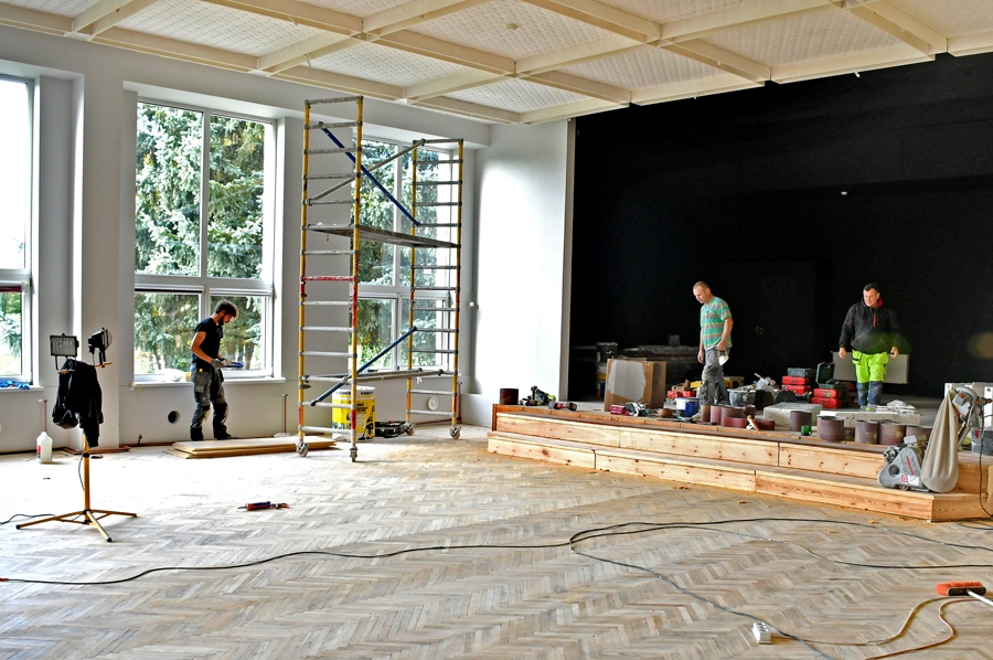 Remontdarbus Pilsrundāles vidusskolā veic SIA «Royal Būve» darbinieki.
Autors: Ivars Bogdanovs