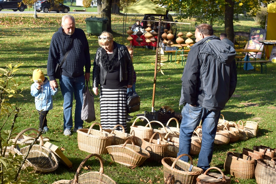 Svētku tirgū Vecumniekos bija pieteikušies 36 tirgotāji ar dažādiem izstrādājumiem un produkciju.
Autors: no www.bauskasdzive.lv.