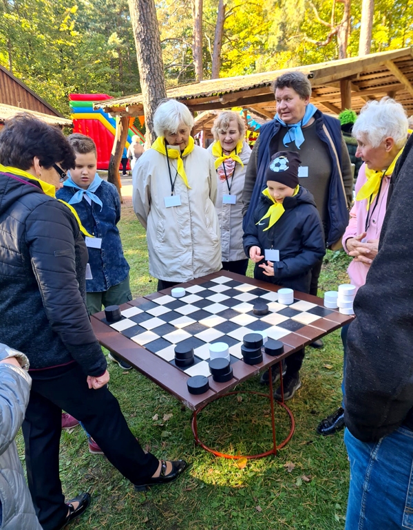 Izbraukuma dalībnieki aktīvi iesaistās dambretes spēlē.
Autors: no projekta dalībnieku albuma.