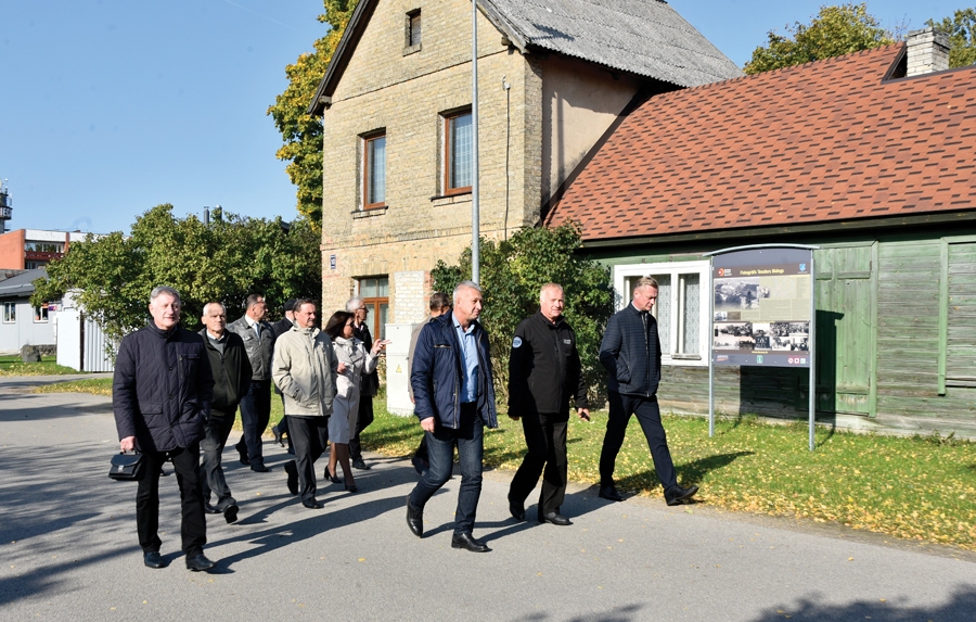Bauskas novada domes deputātiem izrādīja Iecavas ielas un dažādus objektus.
Autors: Uldis Varnevičs