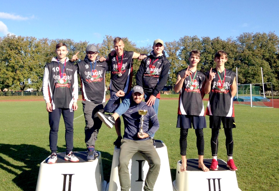 Bauskas Valsts ģimnāzijas zēnu komanda uzvarēja Džīna Humberta kausa izcīņas atlases sacensībās.
Autors: no R. Maķevica albuma.