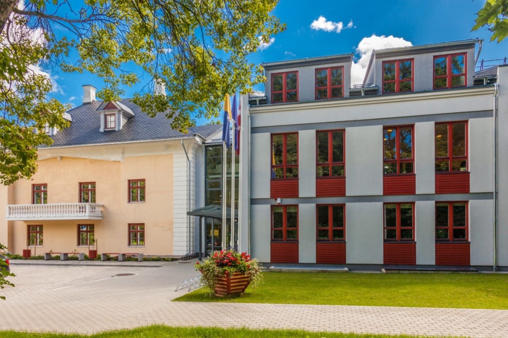 Iecavas jauniešu centra telpas iekārtotas Mūzikas un mākslas skolas ēkā.
Autors: no 