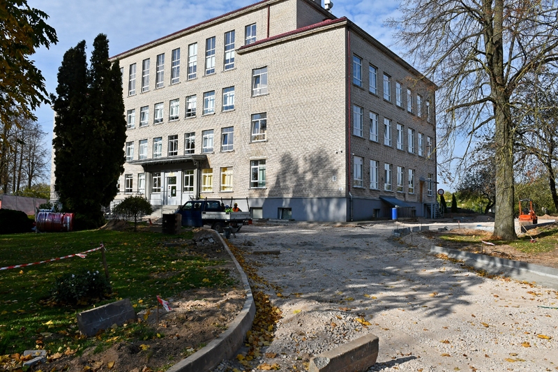 Pie pamatskolas tiek uzlabots arī gājēju celiņš.
Autors: Ivars Bogdanovs