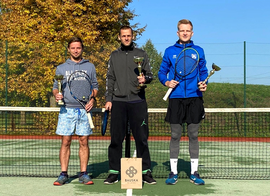 Tenisa A līgas uzvarētāji – Ansis Pavilons (no kreisās), Ingus Šekavs un Artūrs Dulbe.
Autors: no sportsbauska.lv.