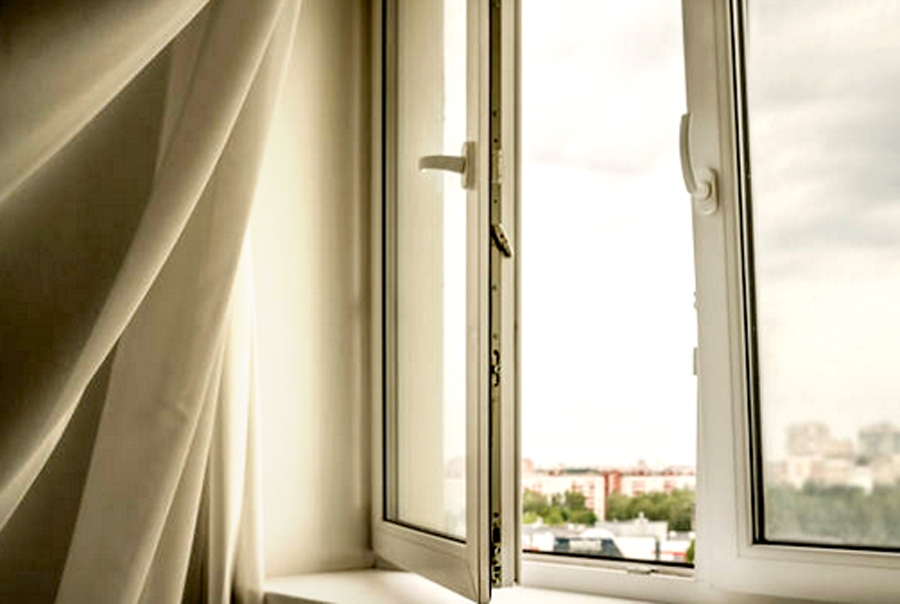 Lai pareizi izvēdinātu telpu, ieteicams logus atvērt plaši, bet uz īsu laiku un pašam iziet no telpas, lai nesaaukstētos.
Autors: no www.pixabay.com.