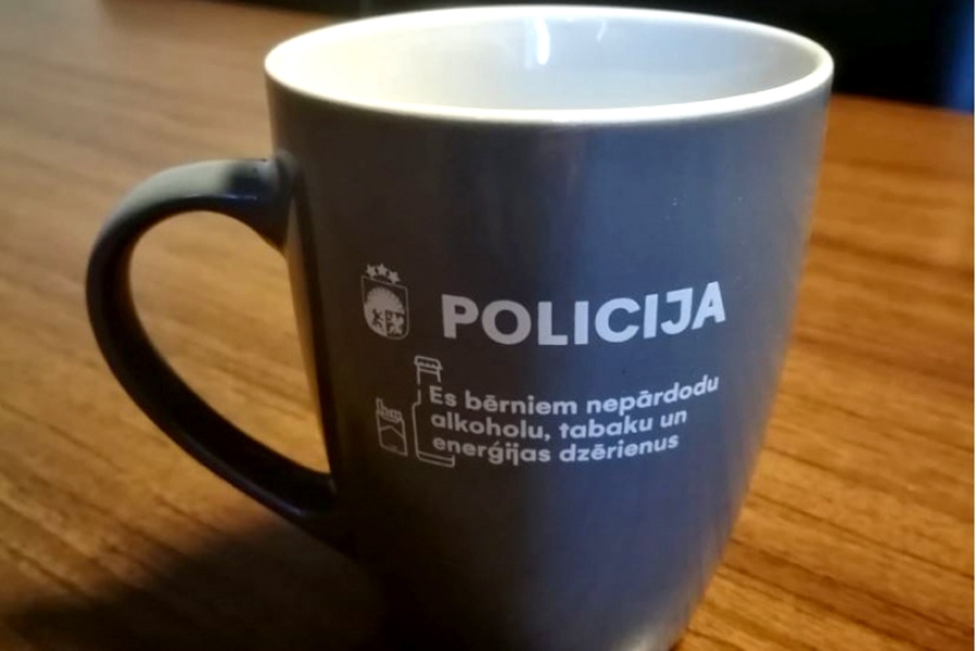 Policisti godprātīgajām pārdevējām uzdāvināja krūzītes ar uzrak-stu «Es bērniem nepārdodu alkoholu, tabaku un enerģijas dzērienus».
Autors: no Valsts policijas arhīva.