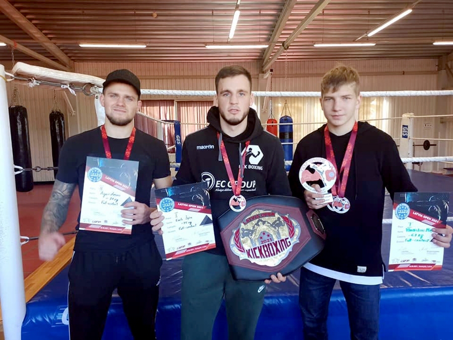 Aigars Zeņuks (no kreisās), Emīls Špīss un Vladislavs Miņenkovs Latvijas atklātajā čempionātā kikboksā.
Autors: no kluba «Lāčplēša cīņu leģions» albuma.