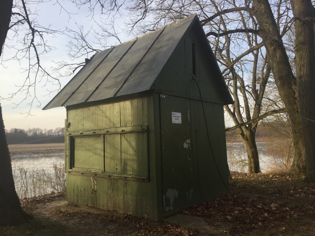 Novērojumu stacija Mežotnē, Lielupes krastā.
Autors: no www.bauskasdzive.lv arhīva.