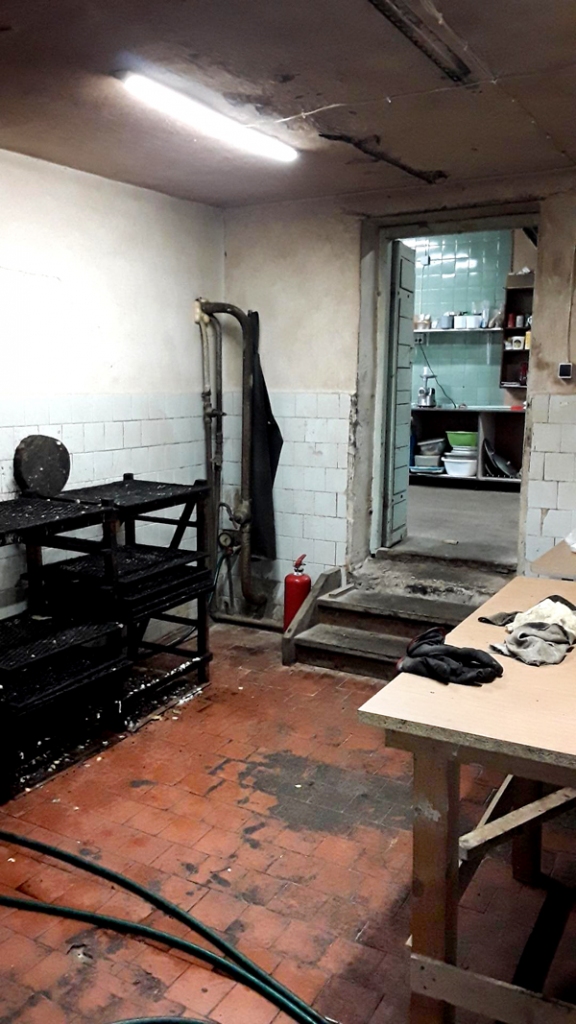 Uzņēmums darbojas nolietotās telpās, kurās nav iespējams nodrošināt higiēnas prasību izpildi. Telpu sienas, griesti un grīdas ir bojātas un grūti kopjamas.
Autors: Attēli no PVD pārbaudes.