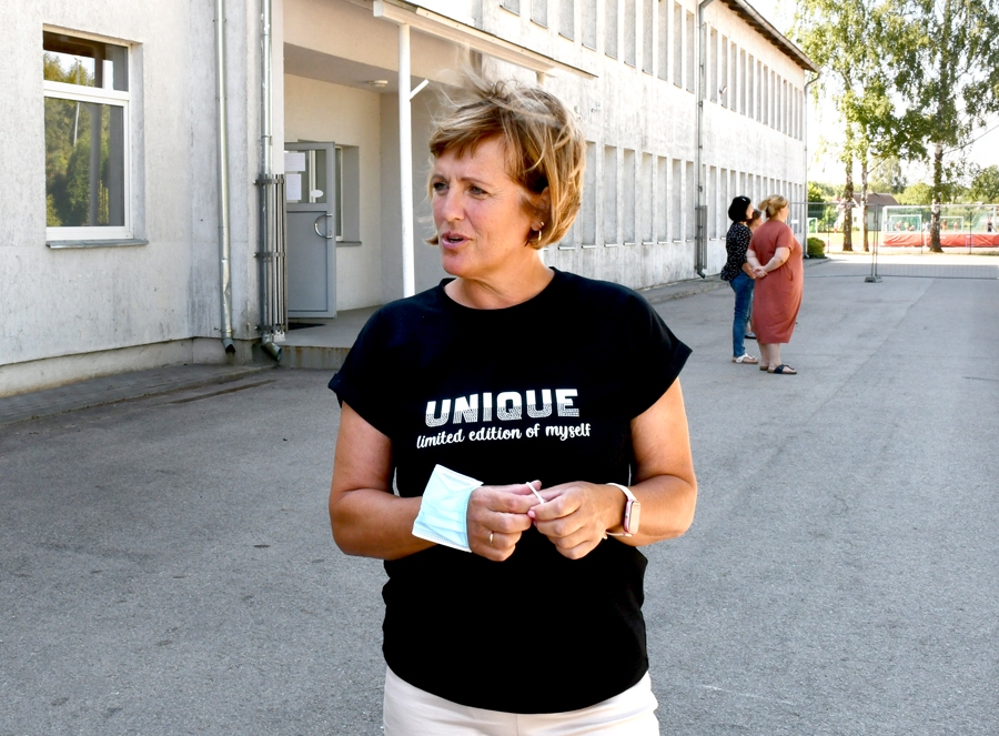 Daigai Skujai, Iecavas vidusskolas direktora vietniecei saimnieciskajā jomā, piešķirts Goda nosaukums «Iecavas Gada cilvēks». Viņu apbalvojumam ieteica Iecavas vidusskolas administrācijas kolektīvs, kas kolēģi raksturo šādi: «Daiga Iecavas vidusskolā strādā jau ilgus gadus, gādājusi par mūsdienīgas skolas vides veidošanu. Tāpat viņa aktīvi iesaistās Eiropas Savienības projektos. Skolā realizētas ļoti daudzas viņas idejas. Mūsu kolēģe ir atvērta, komunikabla, daudzpusīga, iejūtīga.»
Autors: no «Bauskas Dzīves» arhīva.