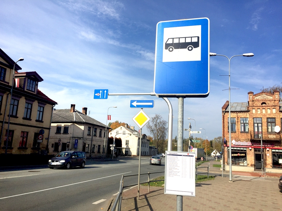 Autobusu pieturā «Rātslaukums» Bauskā no ceturtdienas pieturēs arī maršruta Nr. 6403 Bauska–Iecava–Misa–Vecumnieki autobuss.
Autors: www.bauskasdzive.lv.