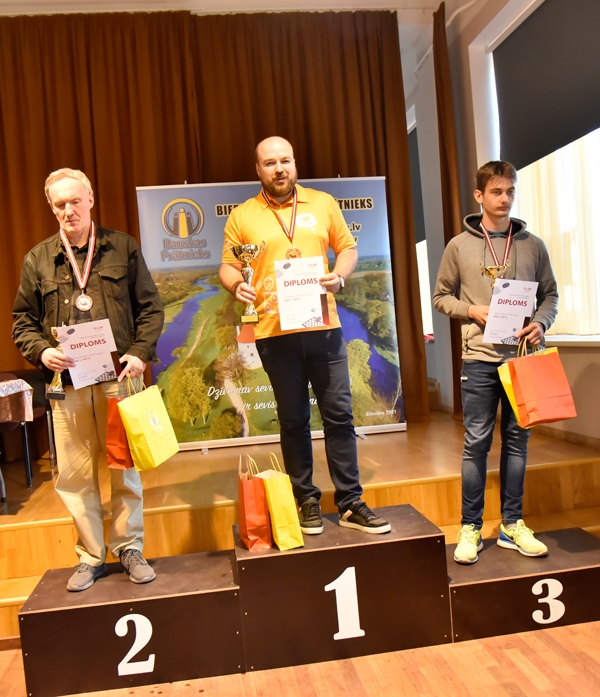 Latvijas 64 lauciņu dambretes čempionāta pirmais trijnieks vīriešiem – Guntars Purviņš (no kreisās), Roberts Misāns un Kristers Lapiņš.
Autors: Uldis Varnevičs