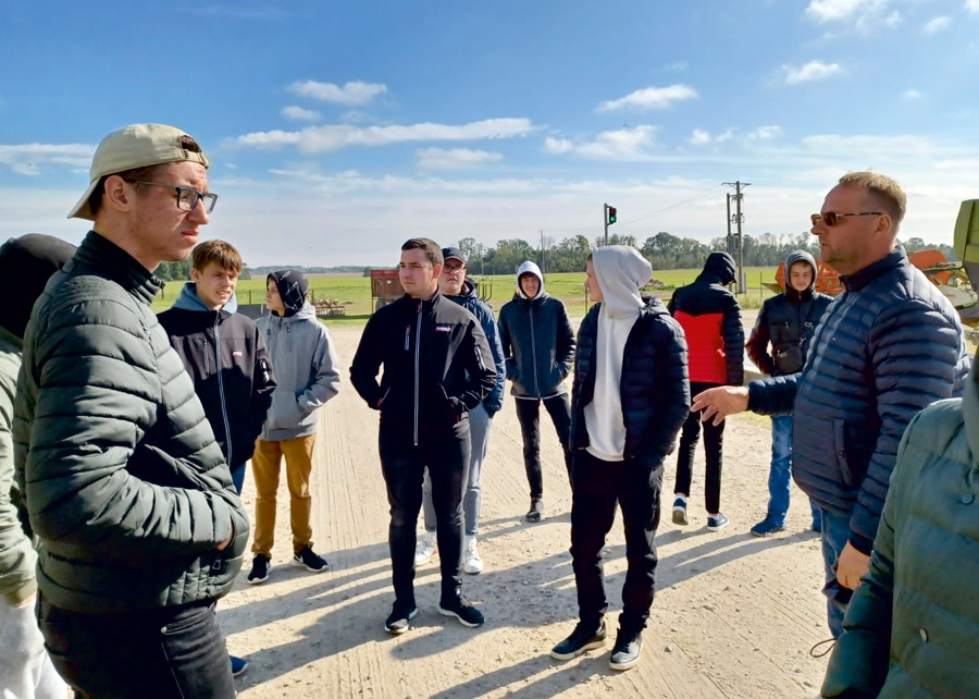 Lauksaimniecības mehanizācijas tehniķi apmeklēja lauku saimniecības.
Autors: no Saulaines skolas albuma.