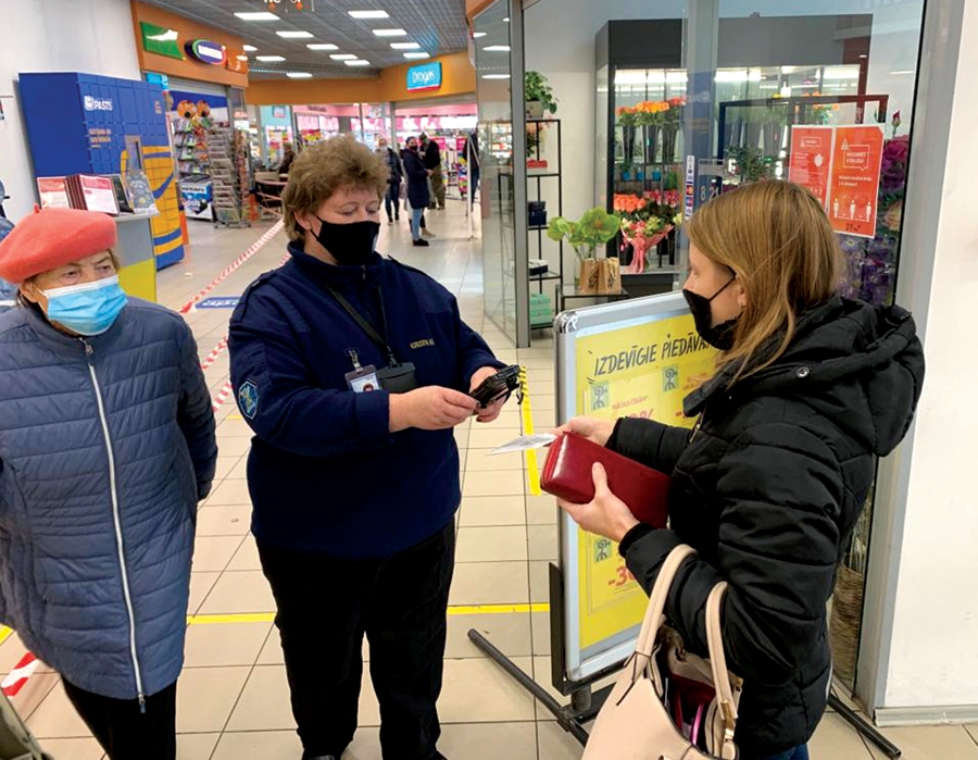 Apsardzes darbiniece Inta Bogviļona pārbauda «Covid-19» sertifikātu, lai kliente var doties iepirkties drošajā zonā.
Autors: Kaspars Kalējs