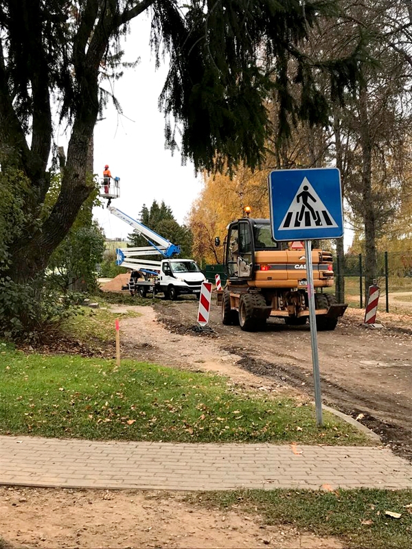 Vecumniekos Ceriņu ielu pārbūvē SIA «Ribetons ceļi».
Autors: Anita Mora-Tropa