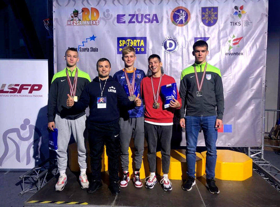 Bauskas novada BJSS brīvās cīņas komanda – Jēkabs Ķikurs (no kreisās), treneris Andrejs Vasiļjevs, Edijs Rutka, Dāvis Rimševics un Krišjānis Ķikurs.
Autors: no Bauskas novada BJSS albuma.